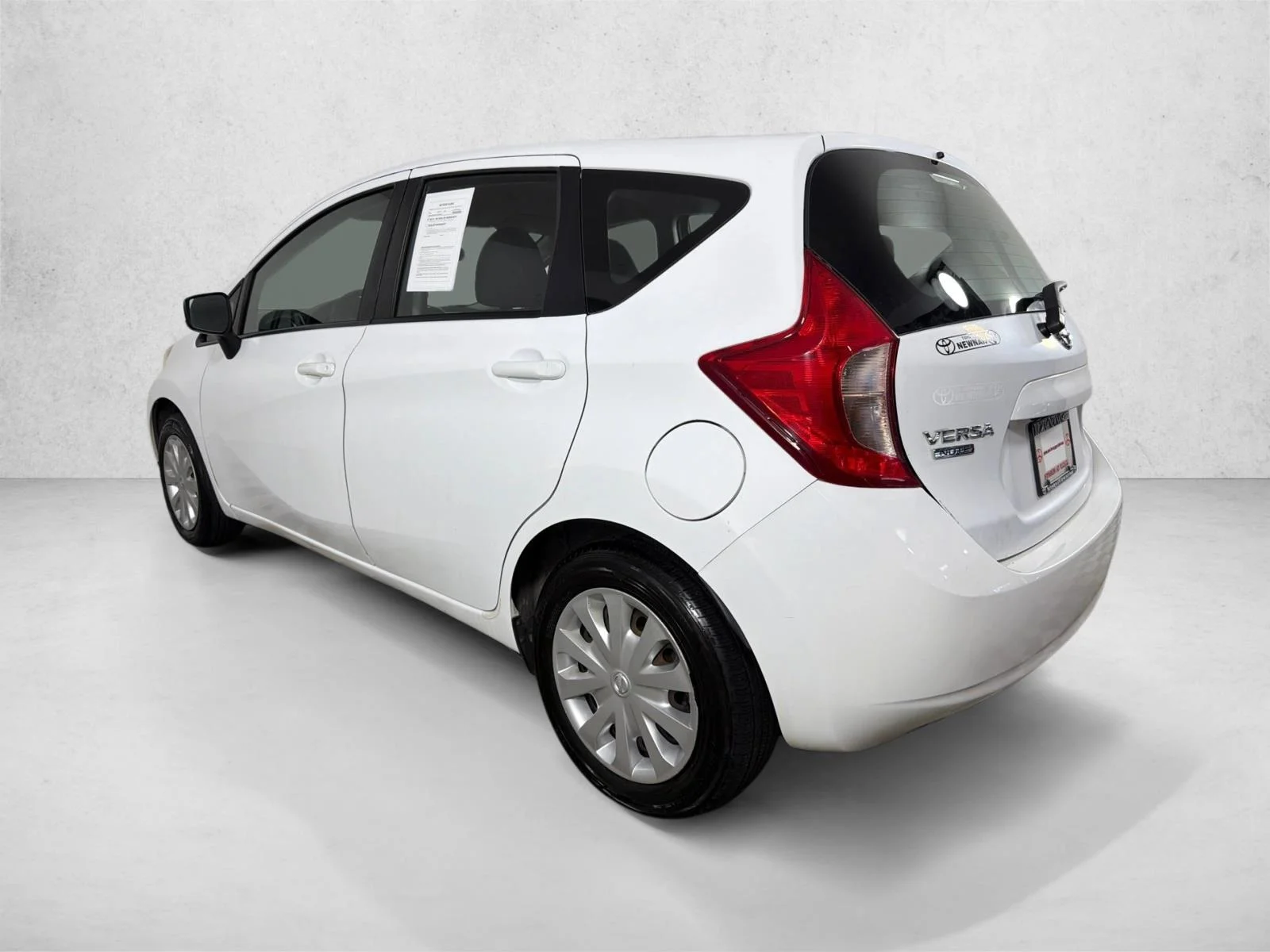 Used 2016 Whtie Nissan S image 5