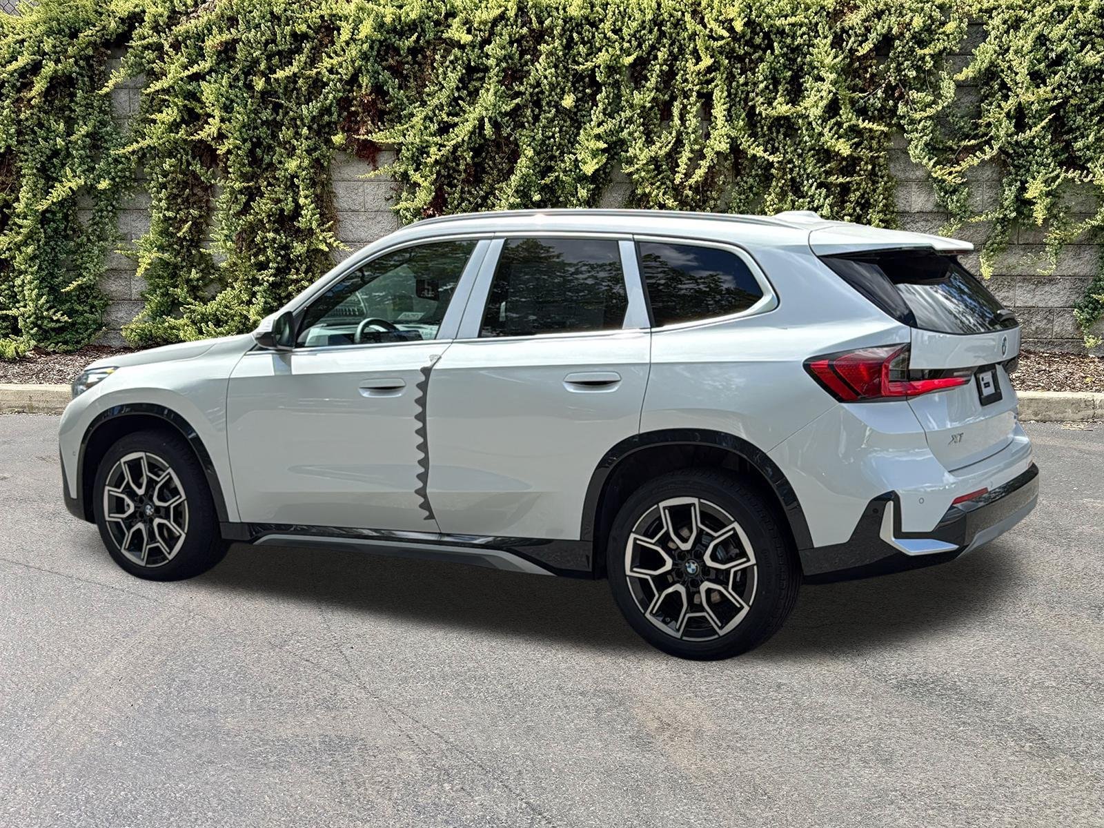 New 2027 0A96 Mineral White Metallic BMW xDrive28i image 6