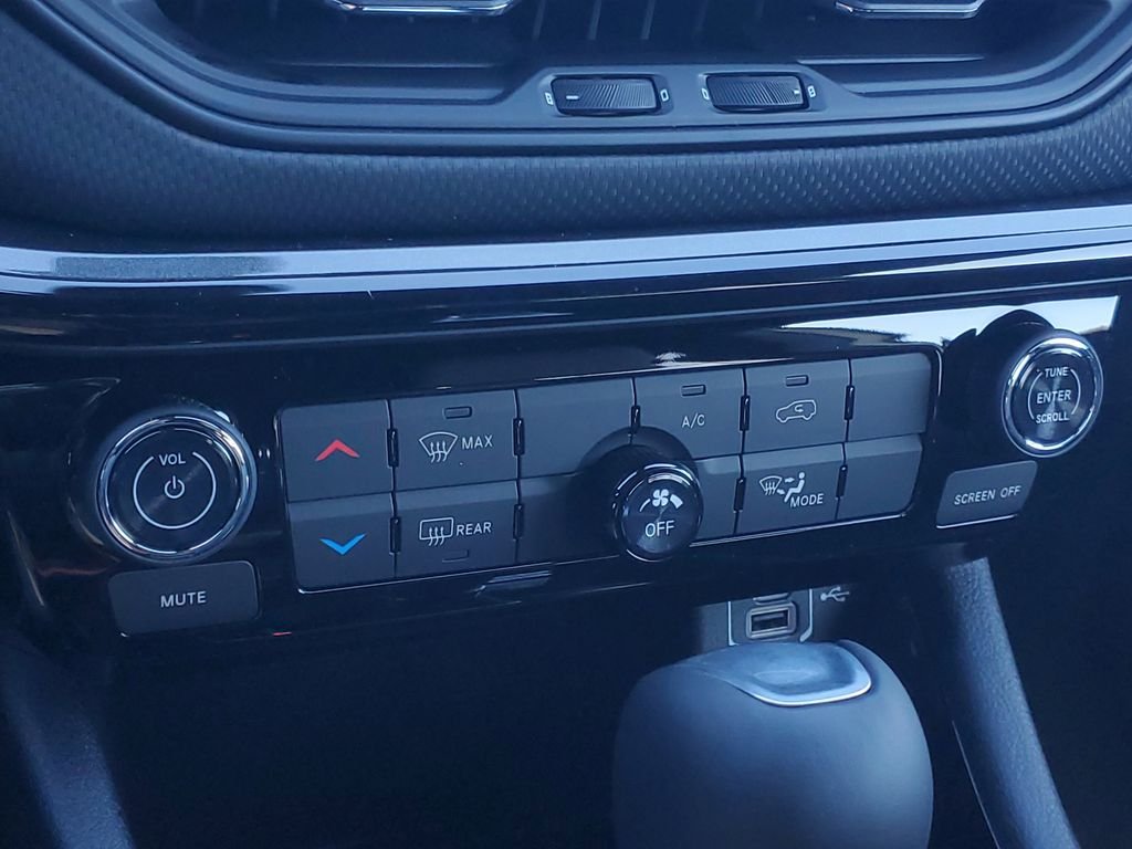 New 2026 Bright White Clearcoat Jeep Latitude image 28