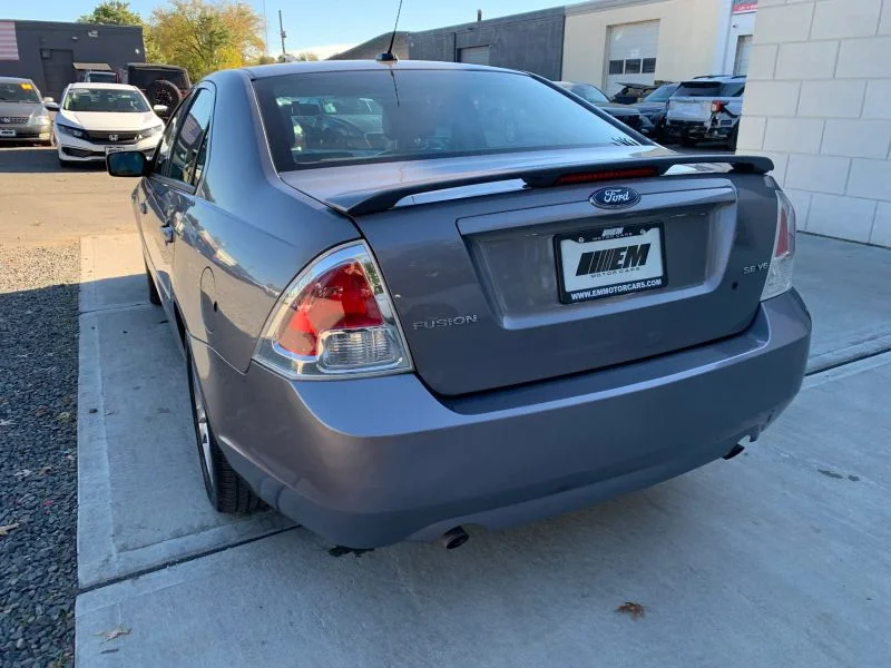 Used 2007 Gray Ford SE Sedan 4D image 9