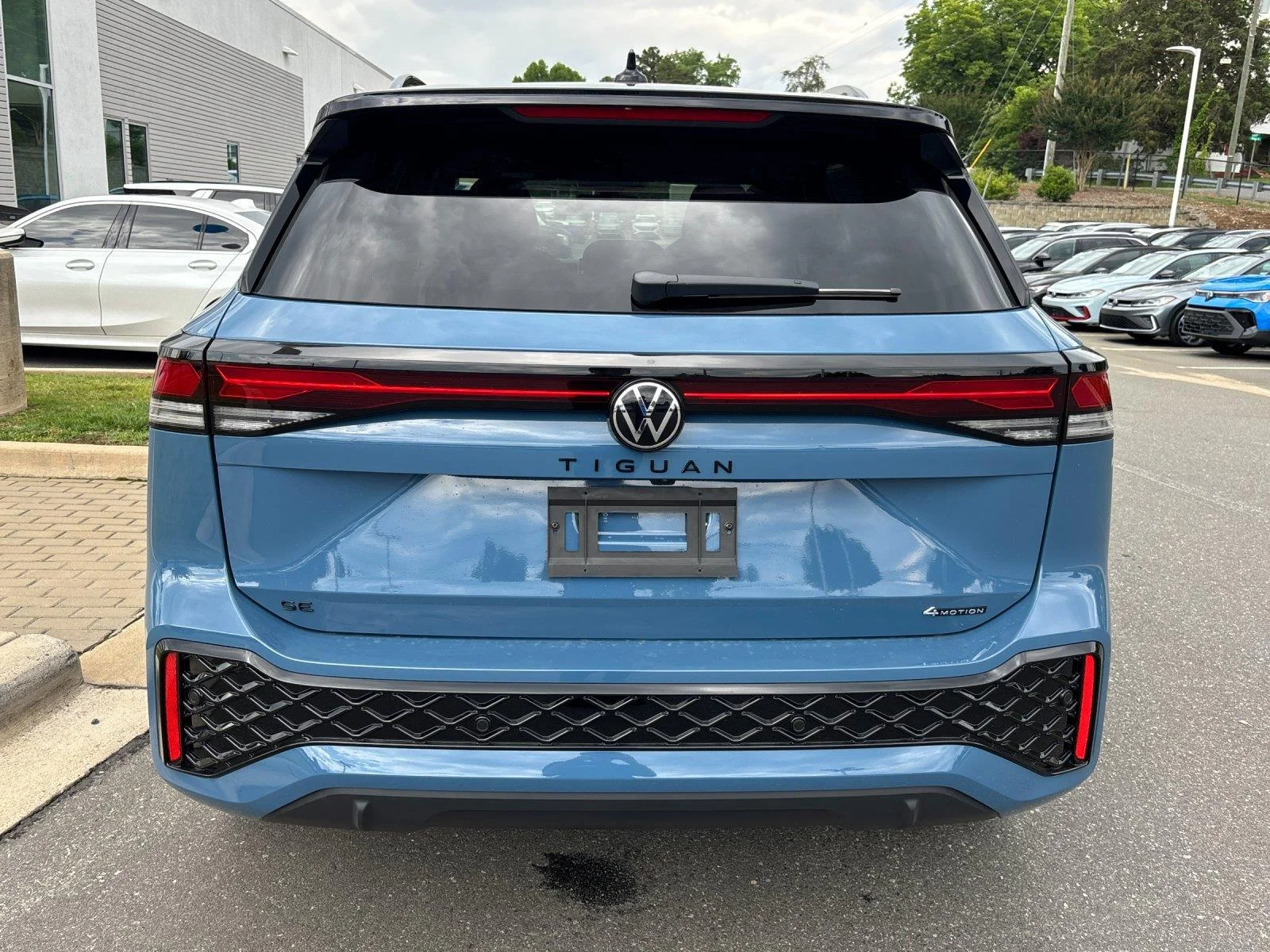 New 2026 monterey blue with deep black roof Volkswagen SE R-Line Black image 4