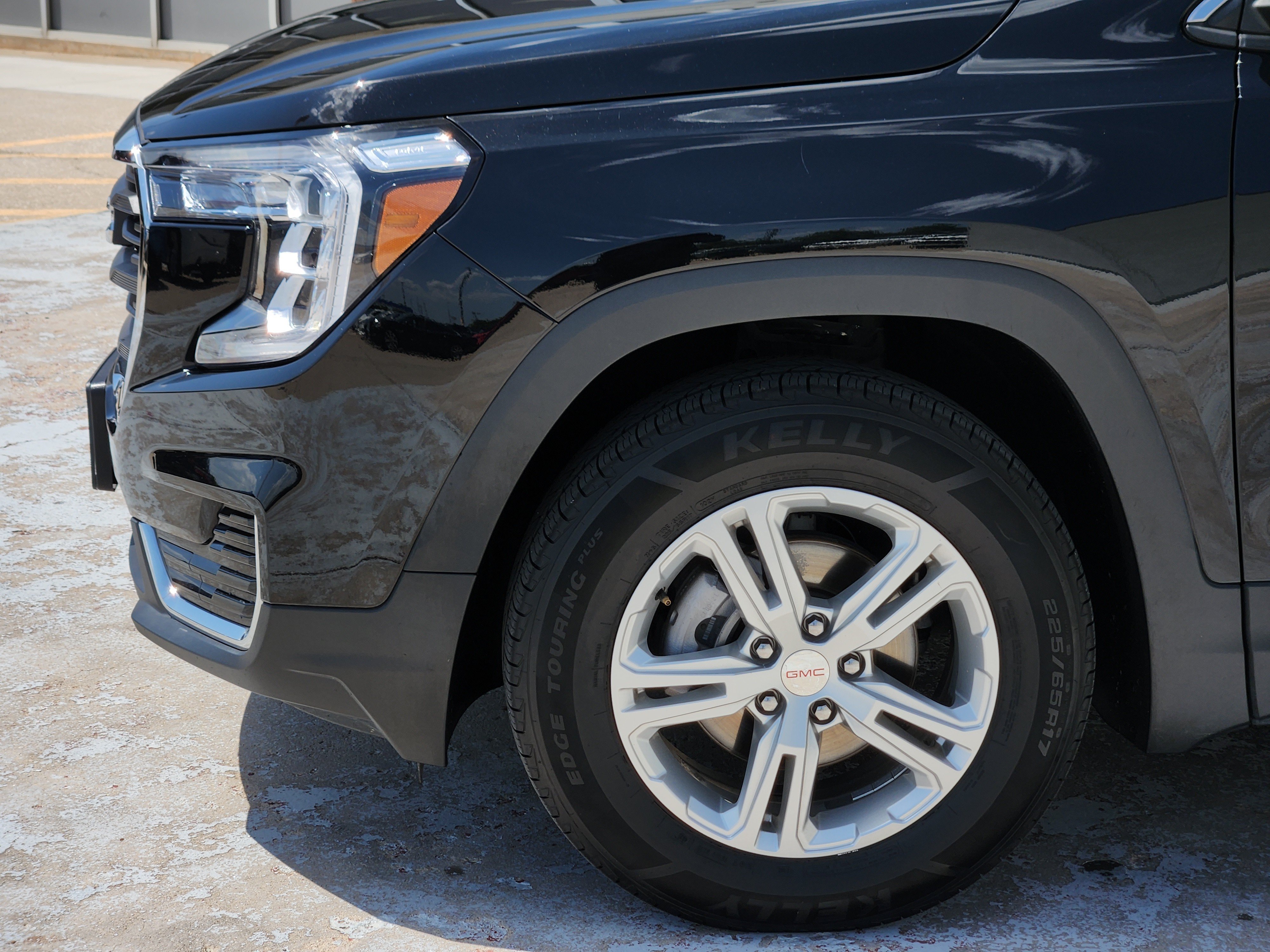Used 2024 Ebony Twilight Metallic GMC SLE image 10