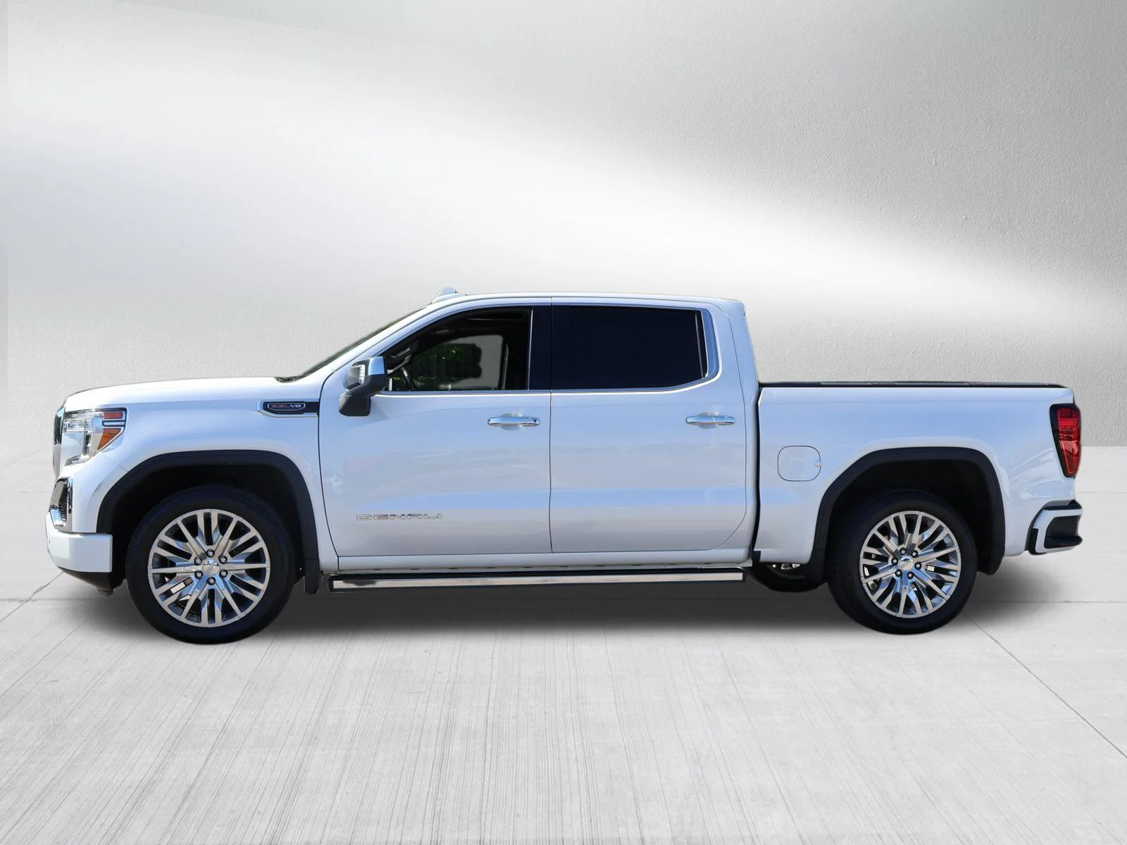 Used 2019 White Frost Tricoat GMC Denali image 4