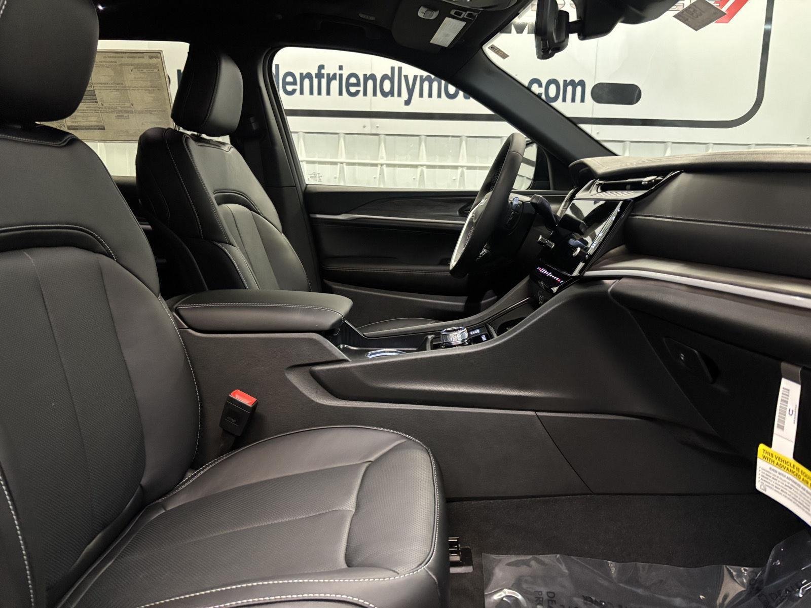 New 2026 Diamond Black Crystal Pearl-Coat Exterior Paint Jeep Limited Reserve image 32