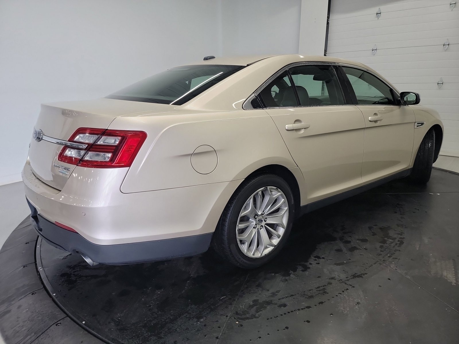 Used 2017 White Gold Metallic Ford Limited image 9