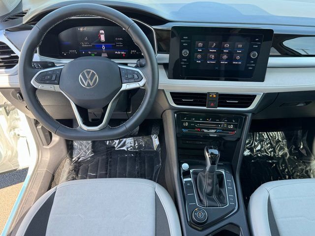 Used 2025 White Volkswagen 1.5T SE image 3