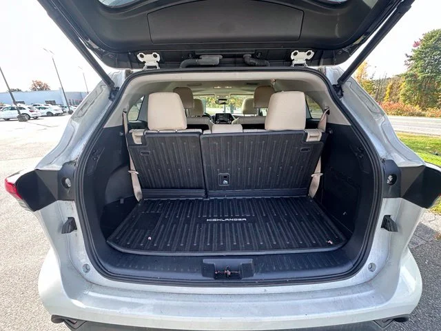 Used 2022 Beige Toyota XLE image 10