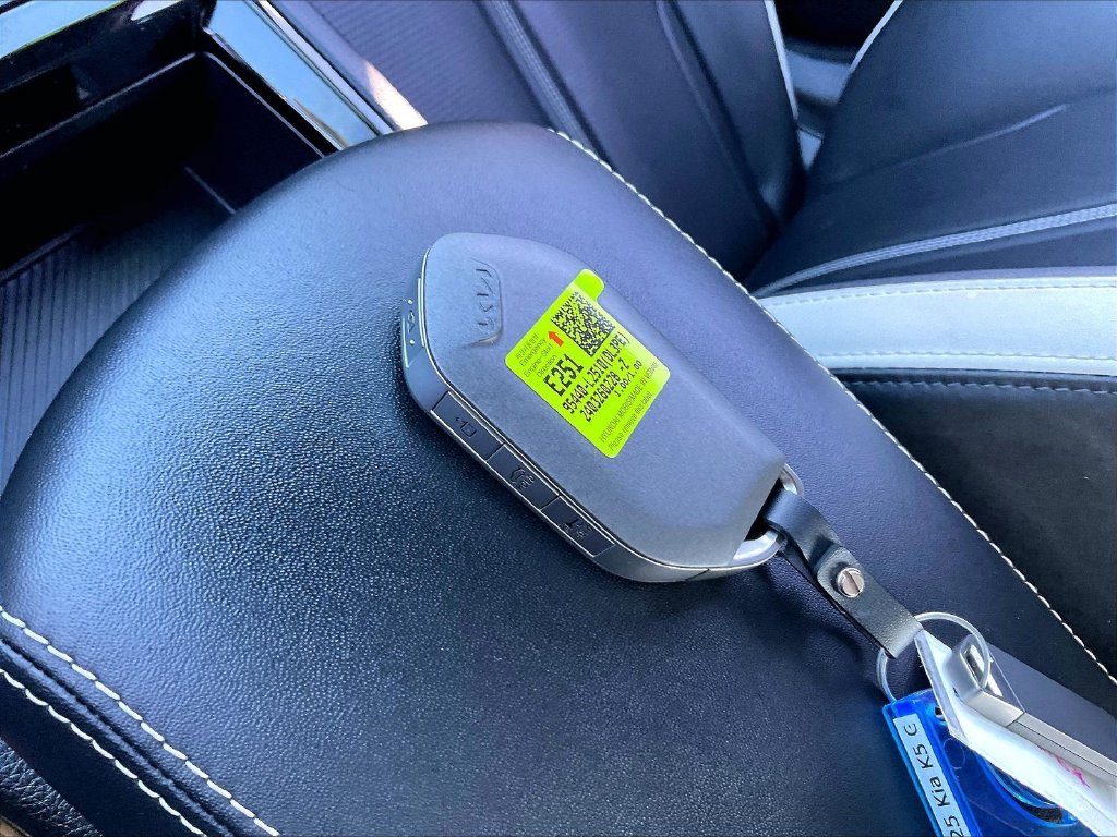 Used 2025 Wolf Gray Kia GT-Line image 29