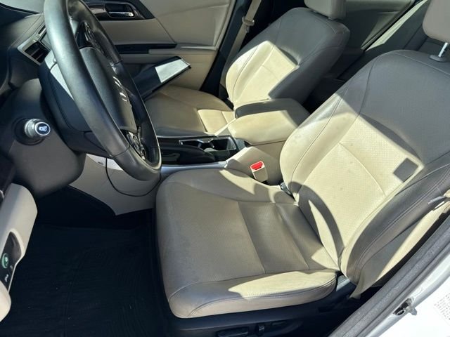 Used 2017 White Honda Touring image 11