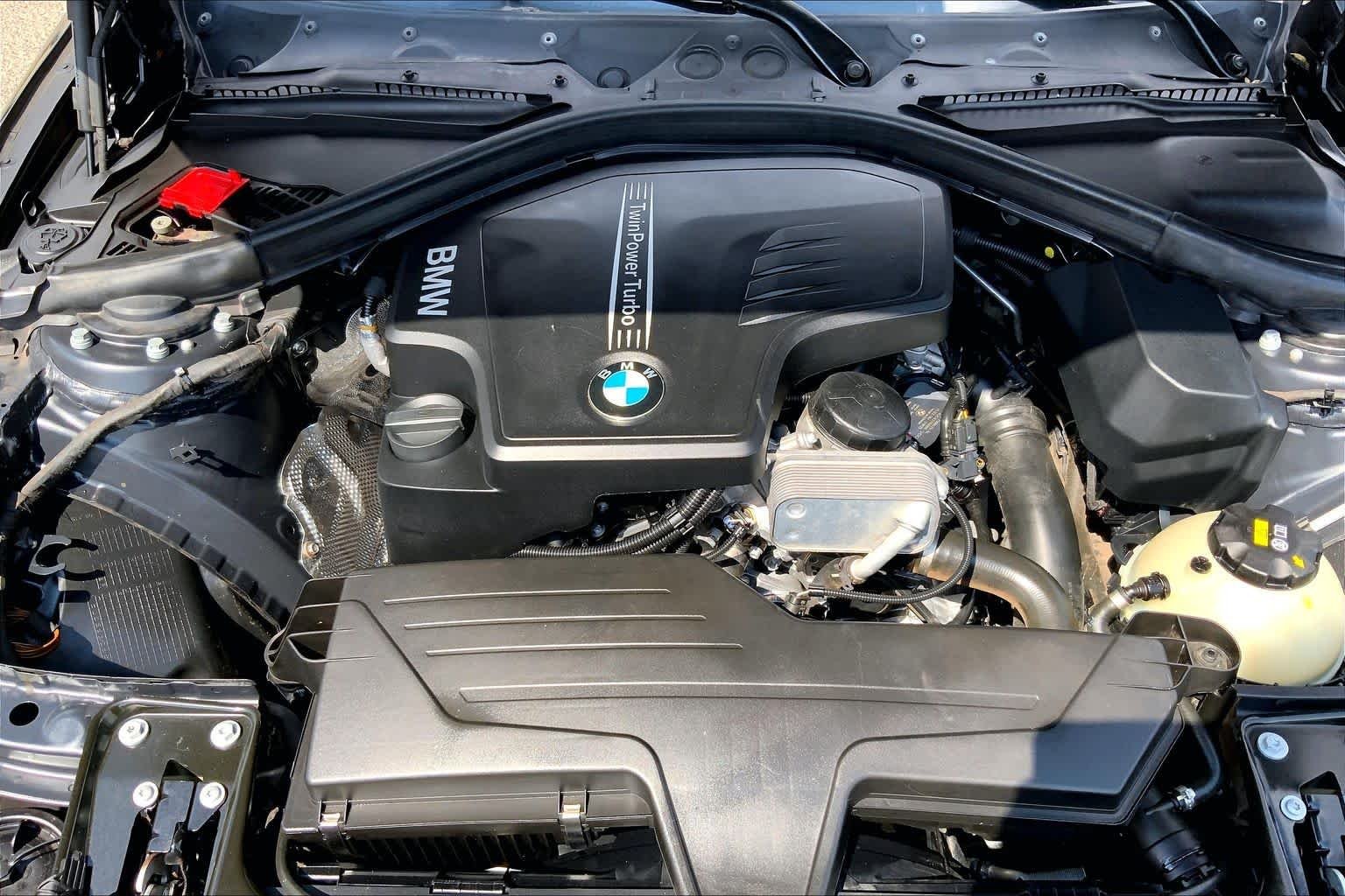 Used 2016 Black Sapphire Metallic BMW 320i xDrive image 31