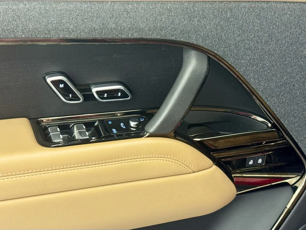 Used 2024 Red Land Rover SE image 18