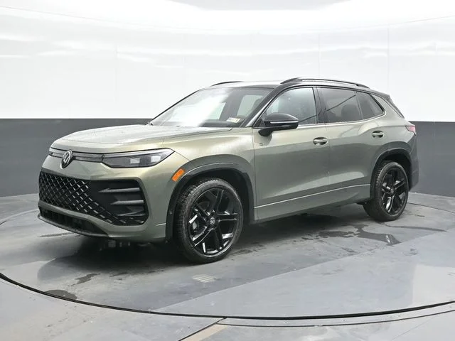 2026 Volkswagen Tiguan 2.0T SE R-Line Black's photo