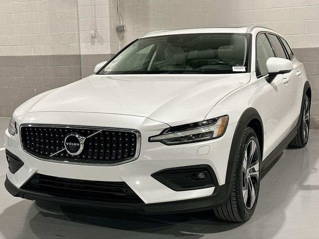 2022 Volvo V60 Cross Country Base