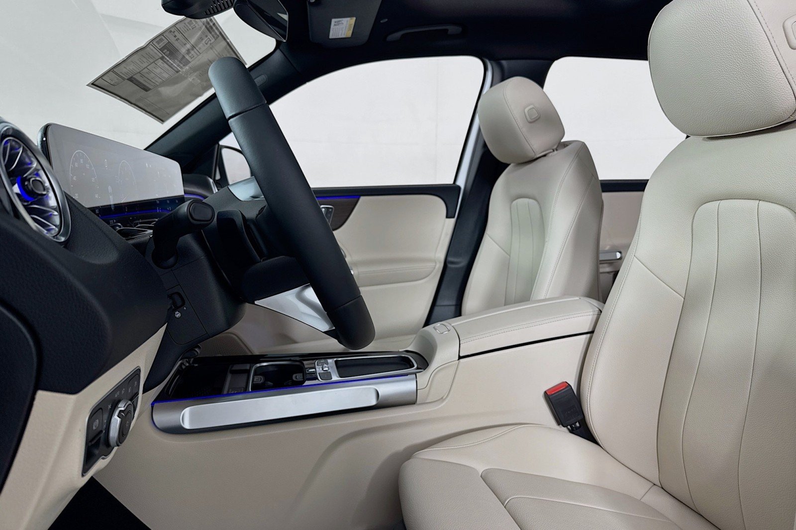 New 2026 Polar White Mercedes-Benz GLB 250 4MATIC® SUV image 16