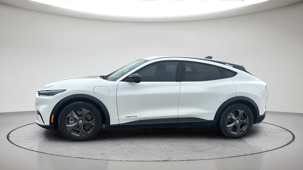 Used 2023 White Ford Select image 11