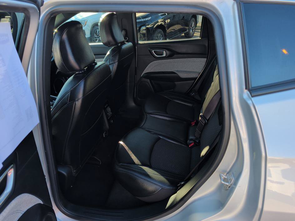 Used 2024 Silver Zynith Metallic Clearcoat Jeep Latitude image 9