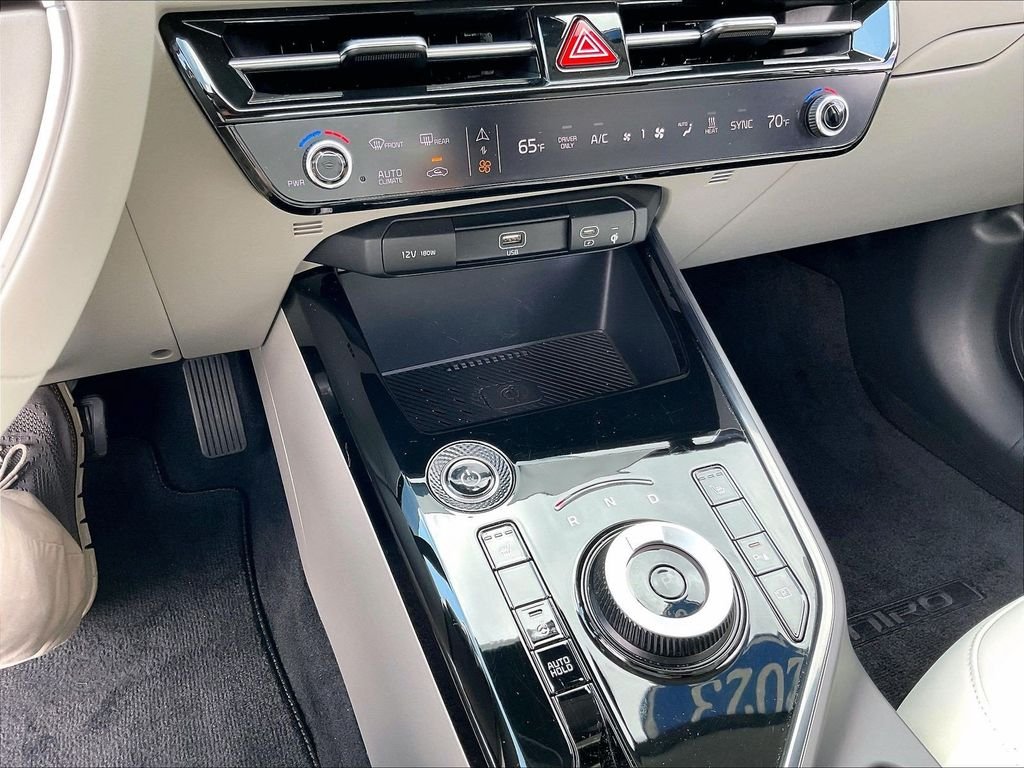 Used 2023 White Kia Wind image 25