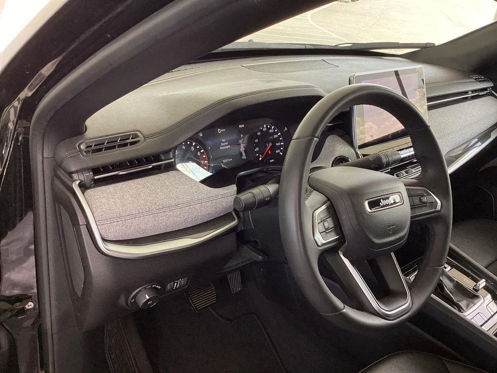 Used 2024 Diamond Black Crystal Pearlcoat Jeep Latitude image 9
