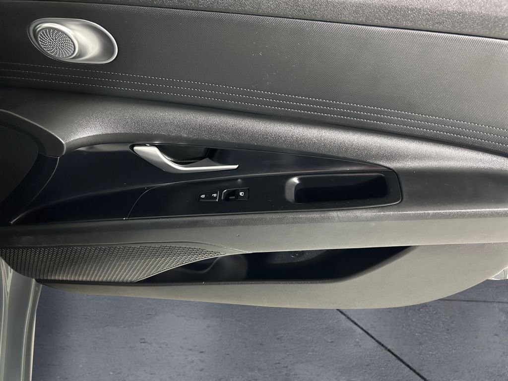 Used 2022 Gray Hyundai SE image 15
