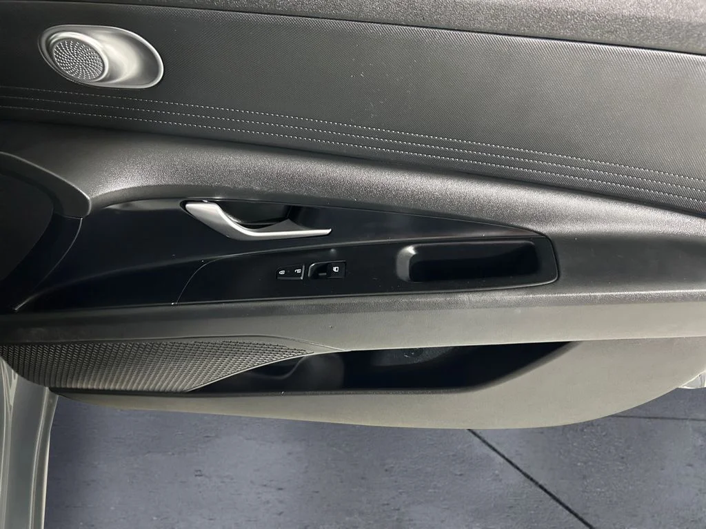 Used 2022 Gray Hyundai SE image 15
