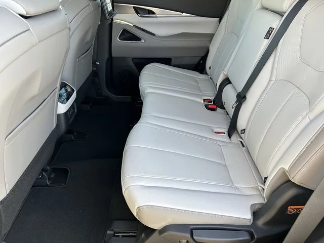 New 2027 GRAPHITE SHADOW INFINITI Luxe AWD image 18