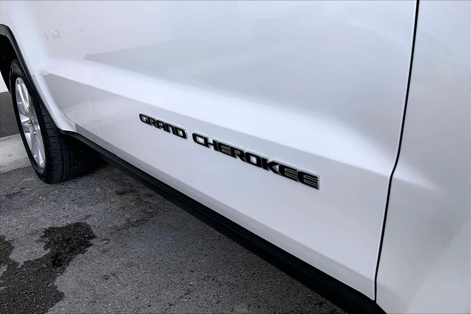 Used 2017 Bright White Clearcoat Jeep Limited image 33