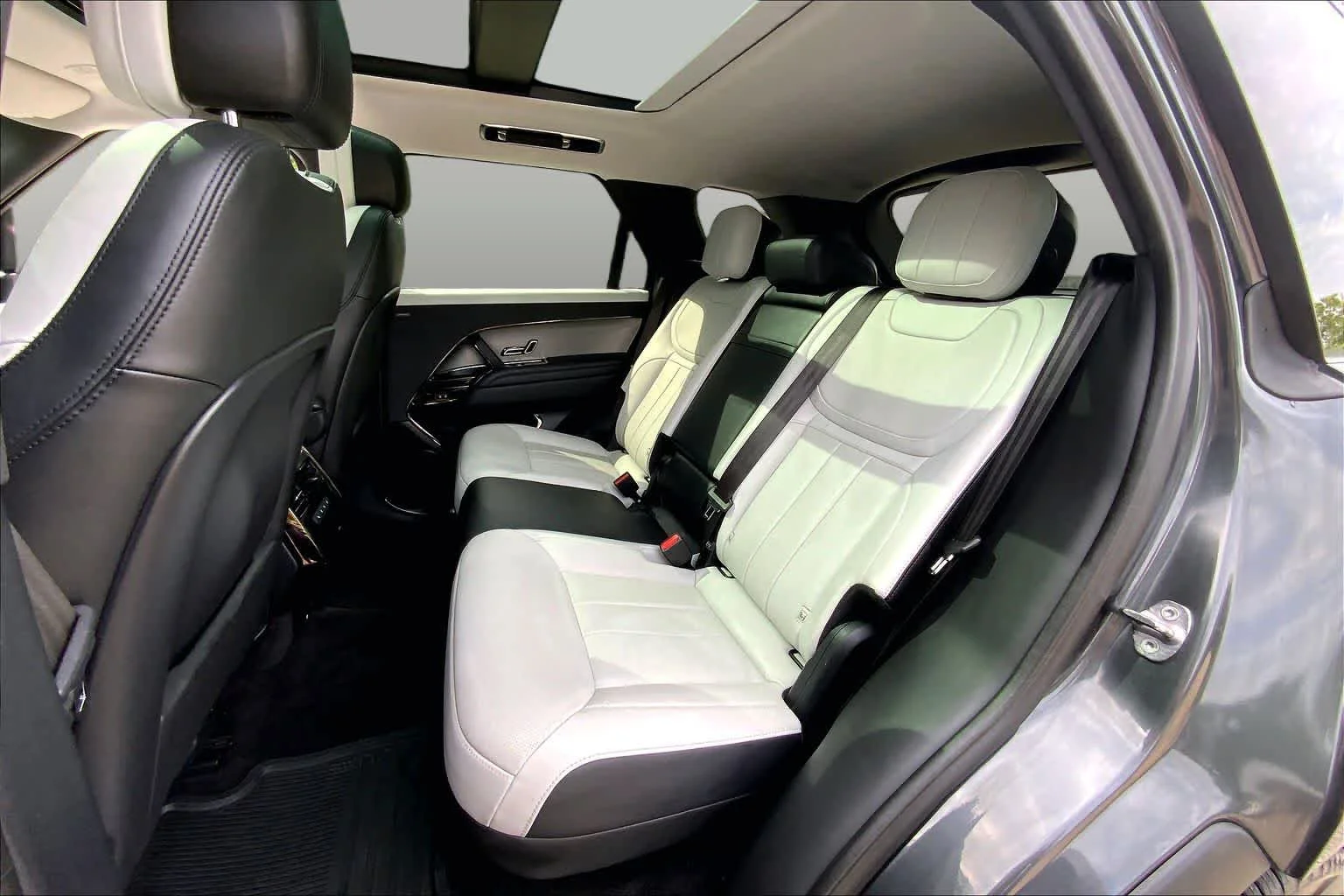 Used 2023 Carpathian Grey Premium Metallic Land Rover SE Dynamic image 19
