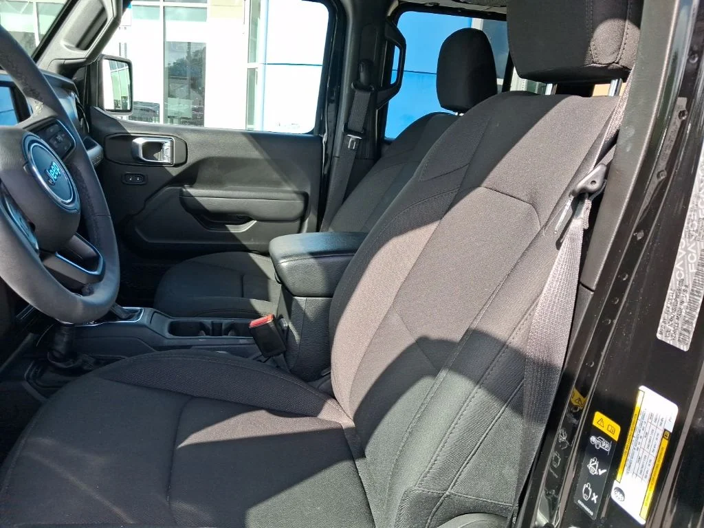 Used 2023 Black Jeep Sport S image 18