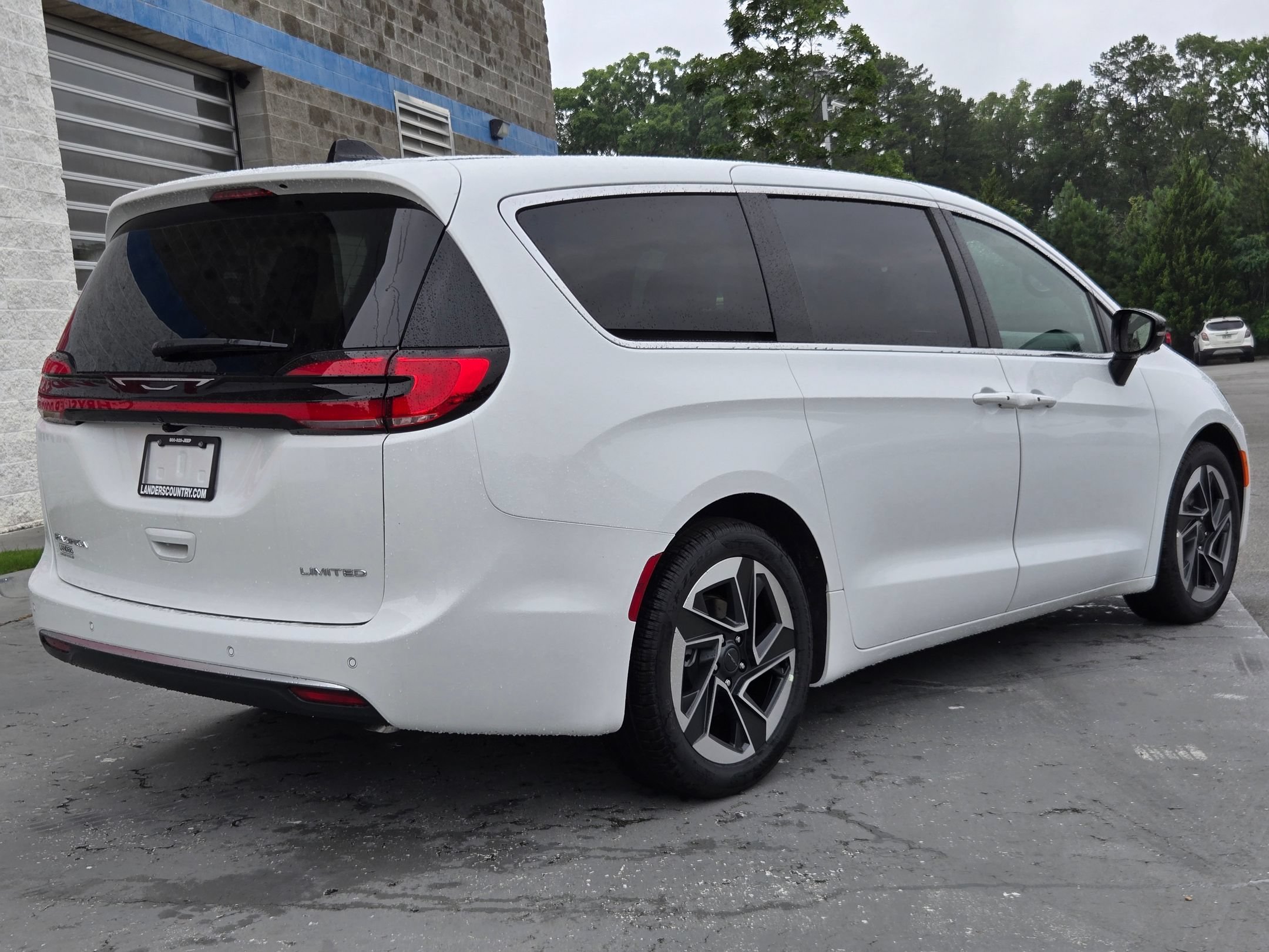 New 2027 Bright White Clear-Coat Exterior Paint Chrysler Limited image 7