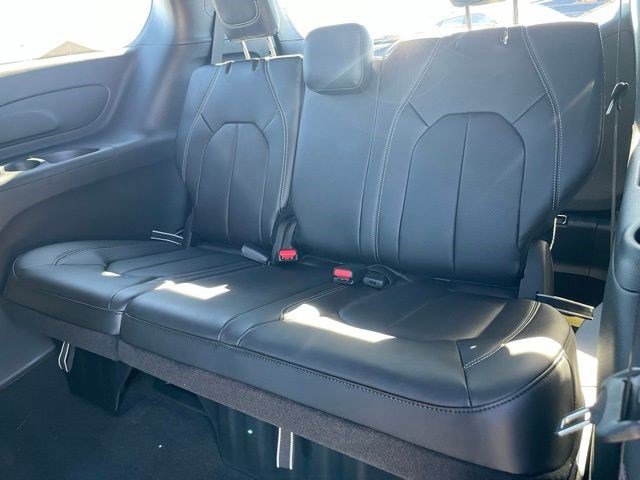 New 2026 Diamond Black Crystal Pearlcoat Chrysler Select image 9
