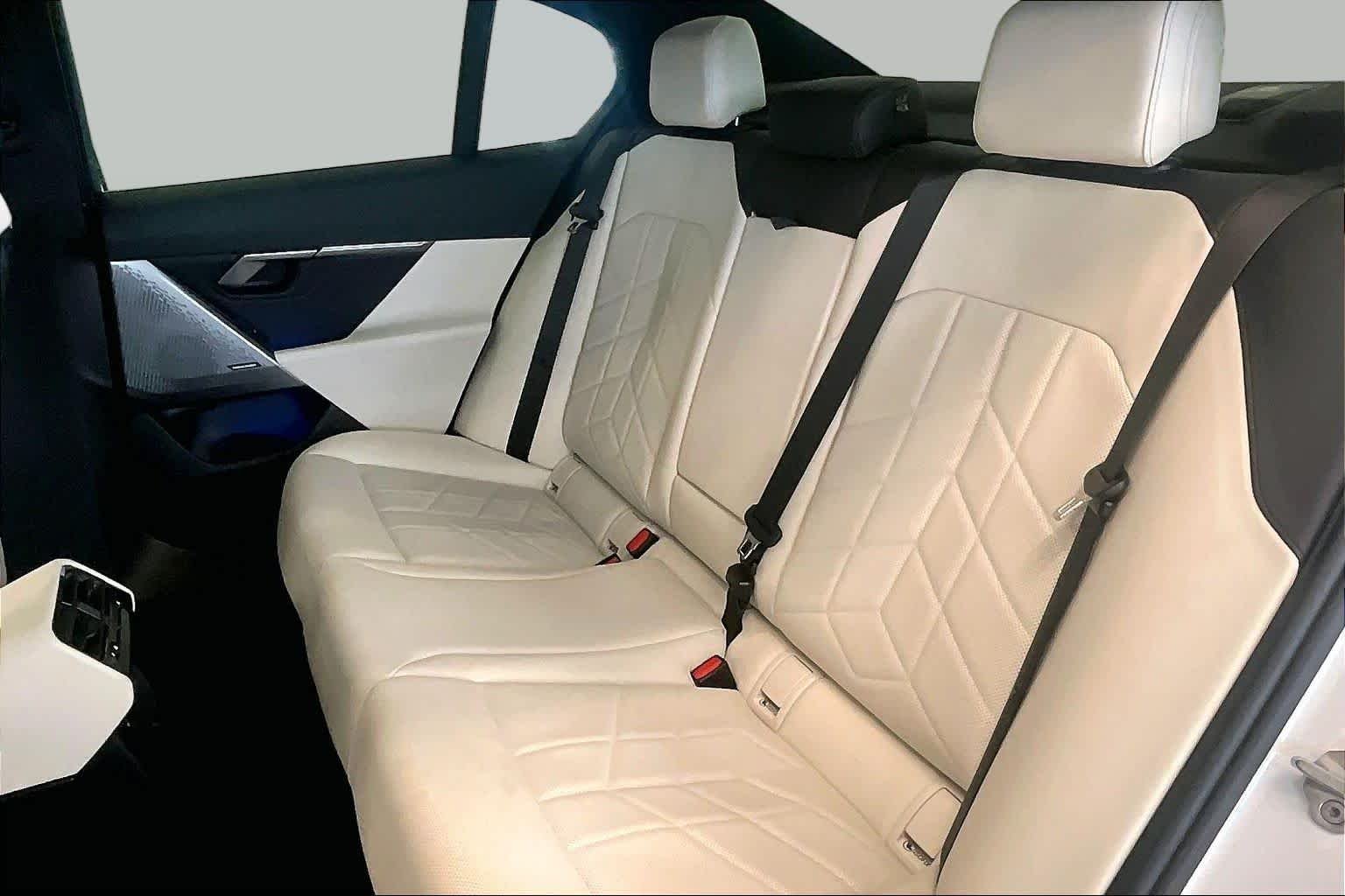 Used 2024 Mineral White Metallic BMW 540i xDrive image 18