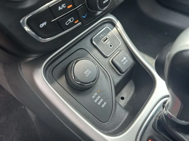 Used 2019 Red Jeep Latitude image 37