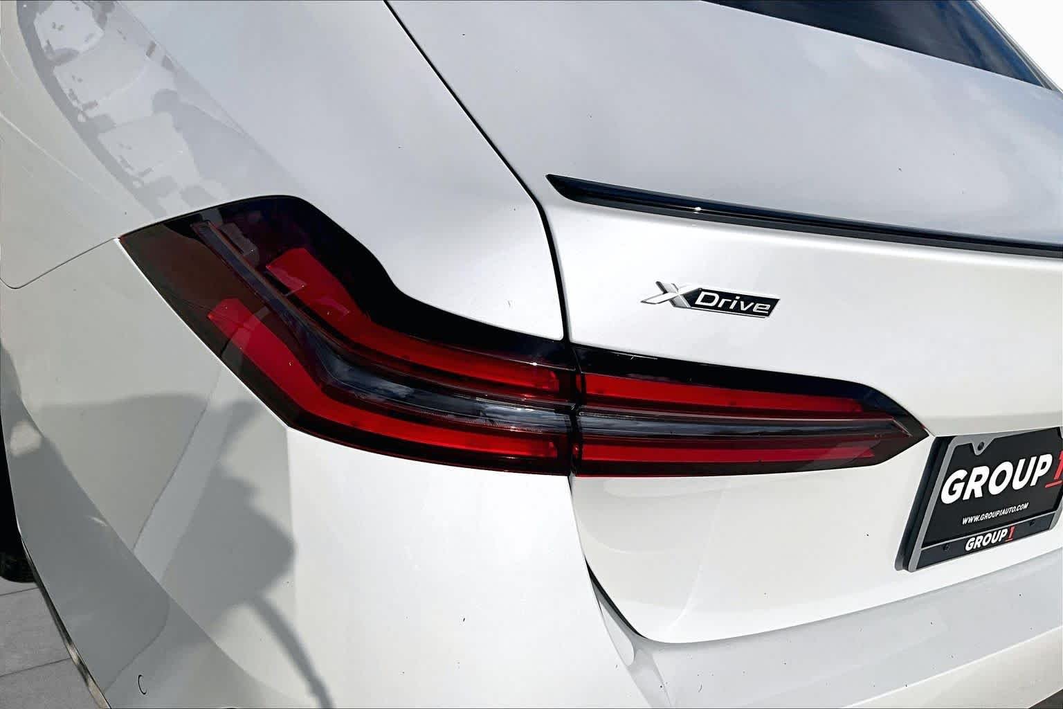 Used 2027 Mineral White Metallic BMW 540i xDrive image 27
