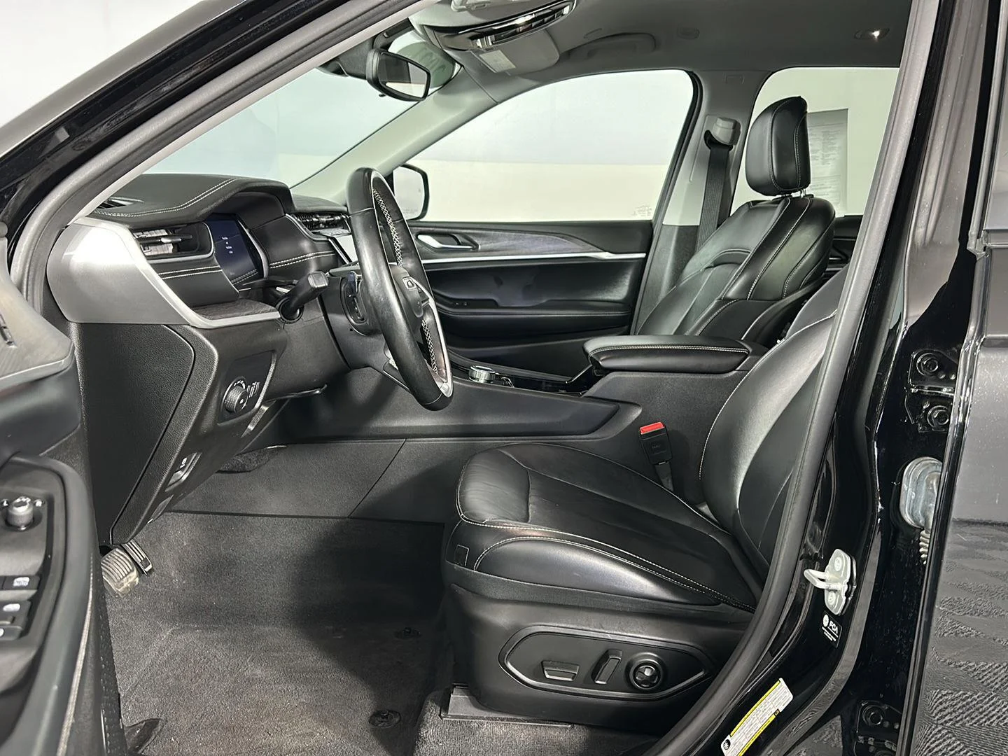 Used 2021 Diamond Black Crystal Pearlcoat Jeep Limited image 8