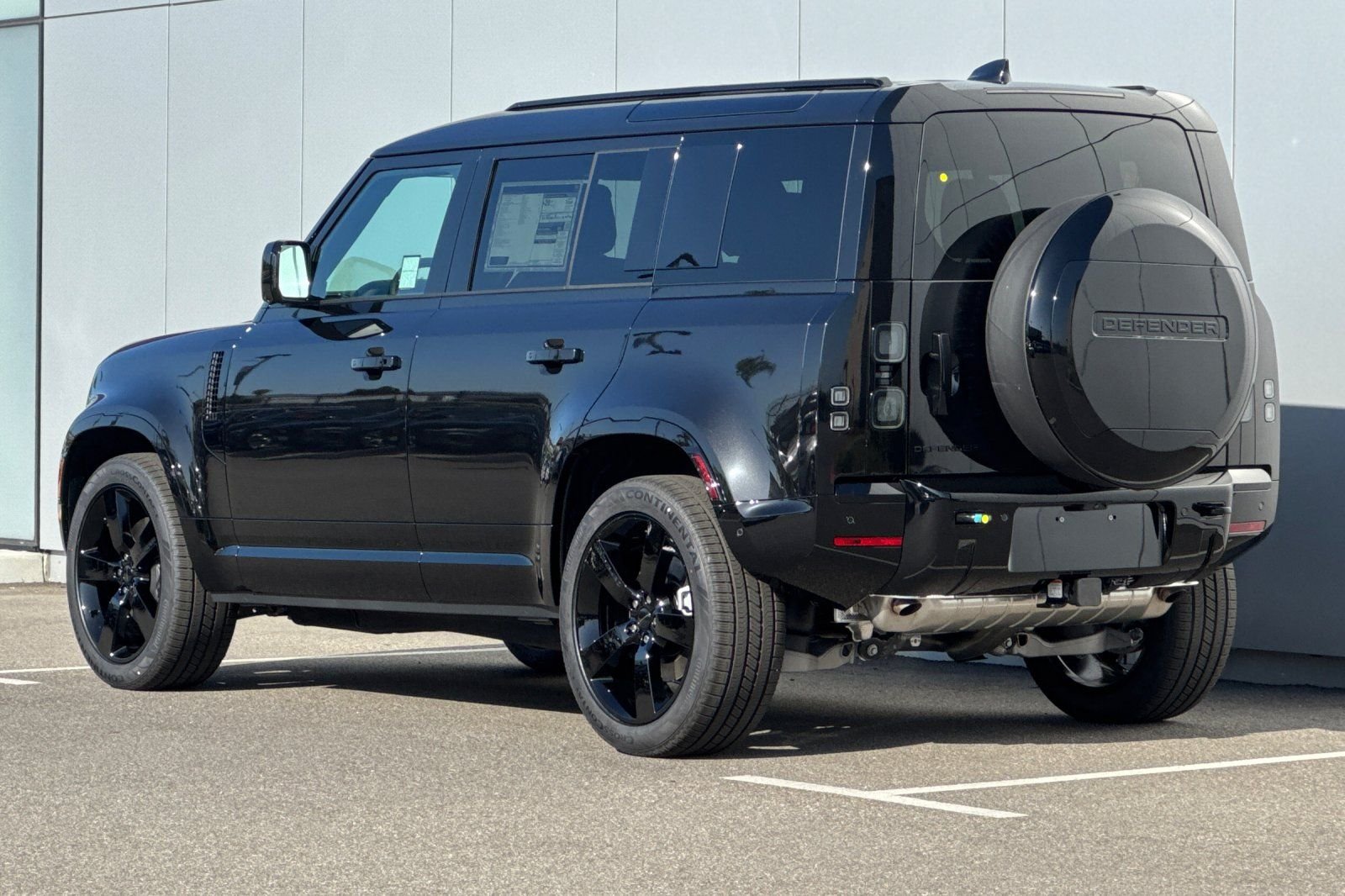New 2026 Santorini Black Land Rover X-Dynamic SE image 3