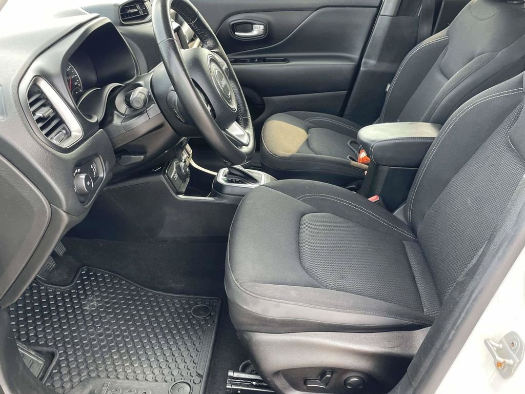 Used 2023 White Jeep Latitude image 12
