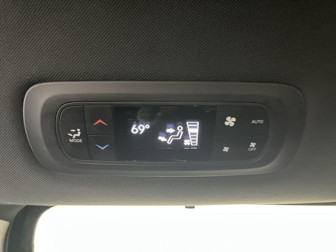 Used 2018 Brilliant Black Crystal Pearlcoat Chrysler Touring Plus image 12