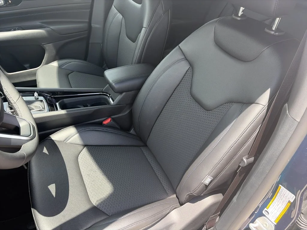 New 2026 Fathom Blue Pearl-Coat Exterior Paint Jeep Latitude image 11