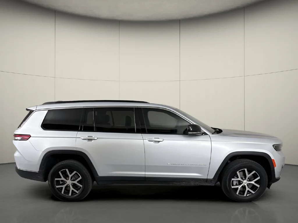 Used 2024 Silver Jeep Limited image 9