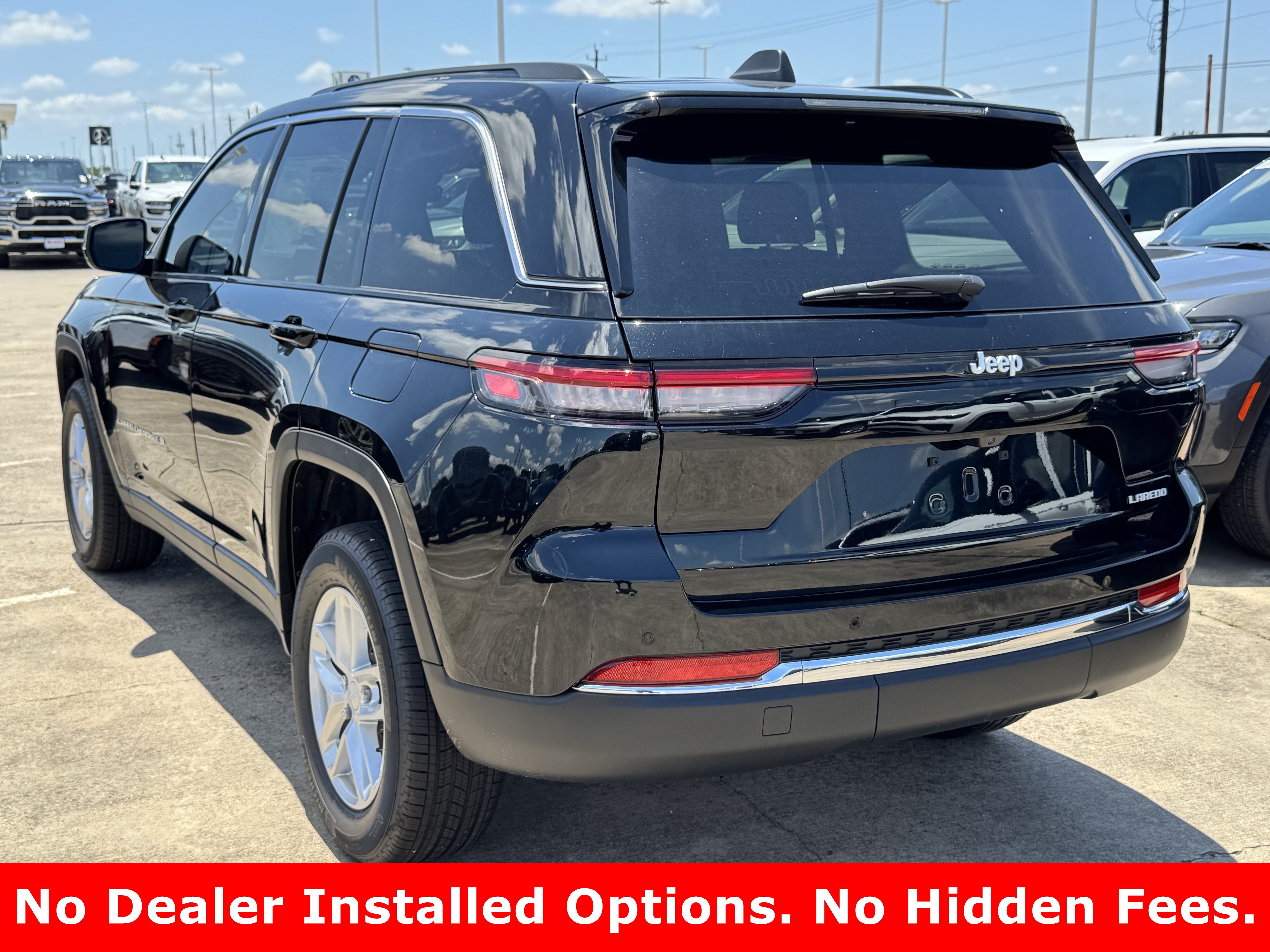 New 2026 Diamond Black Crystal Pearl-Coat Exterior Paint Jeep Laredo image 7