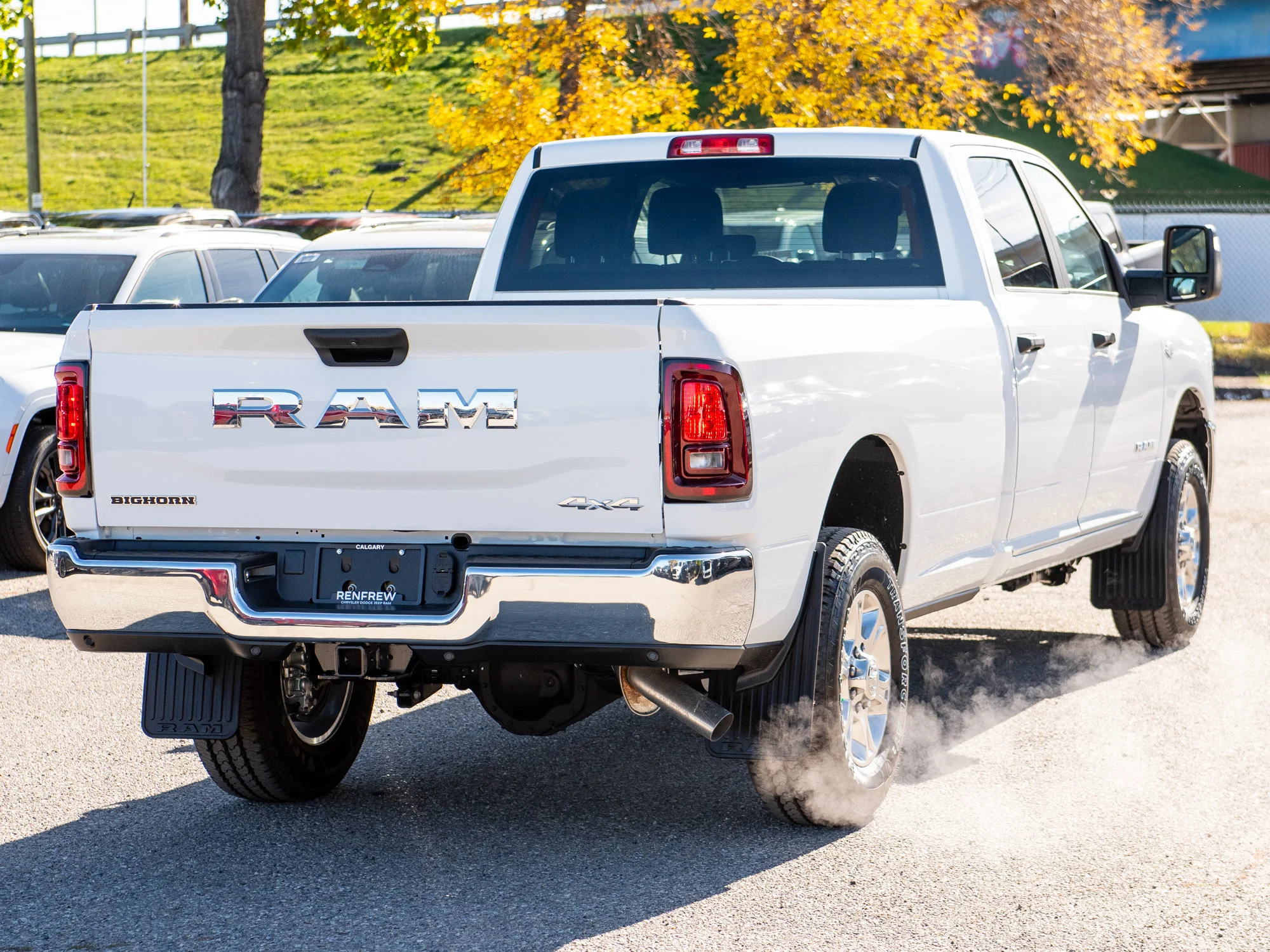 New 2027 White RAM Big Horn* Crew Cab 4x4, 8