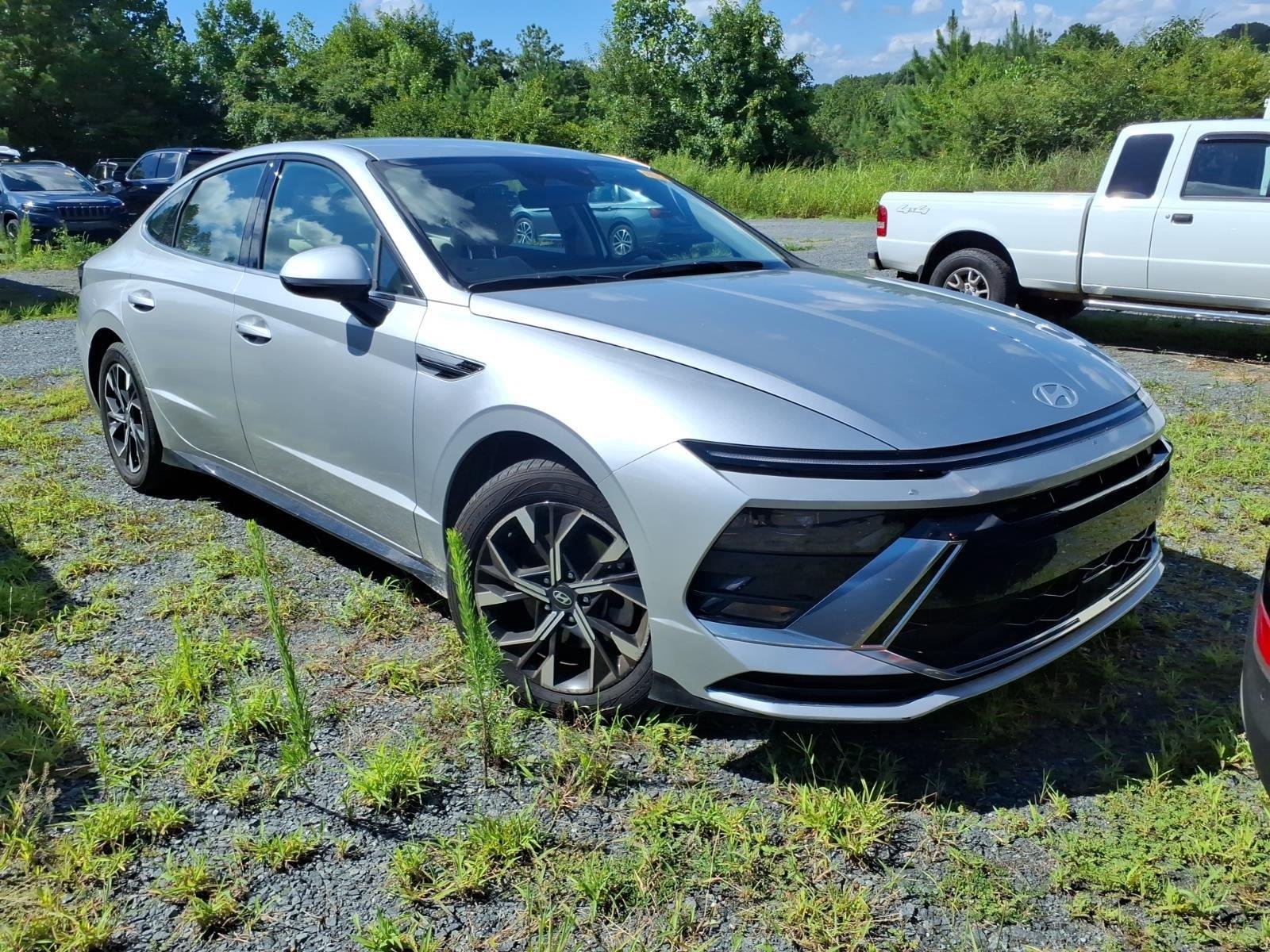 Used 2025 Aero Silver Hyundai SEL image 4