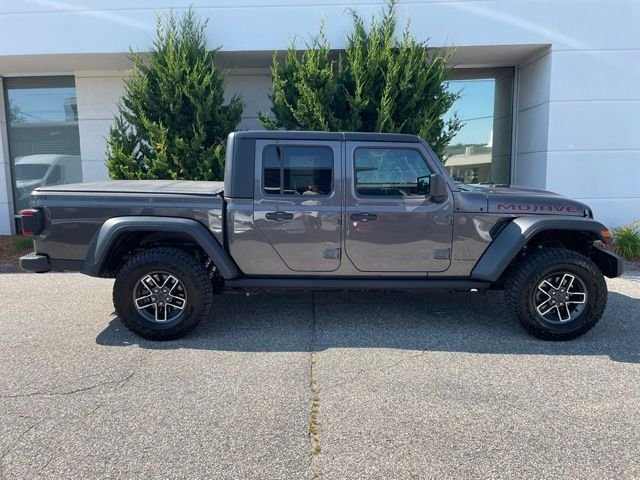 Used 2025 Granite Crystal Clearcoat Metallic Jeep Mojave image 5