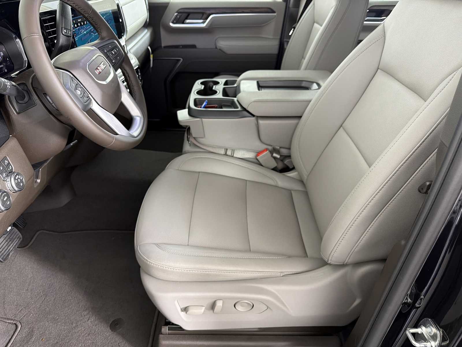 2026 GMC Sierra 1500 SLT - Photo 7