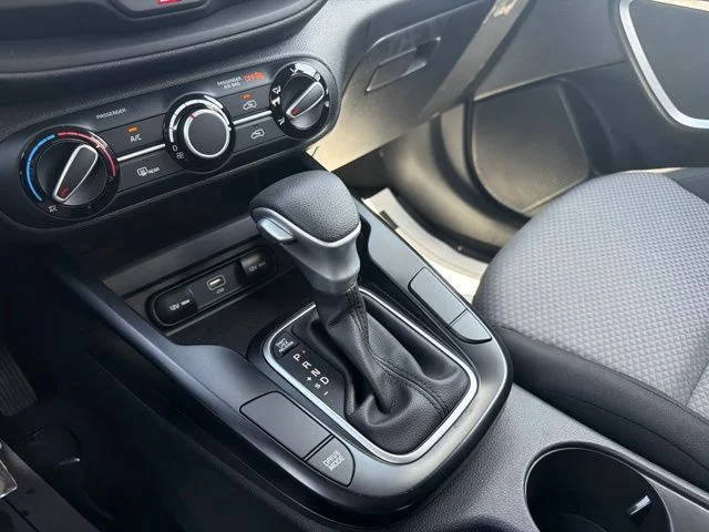 Used 2025  Kia LX image 40