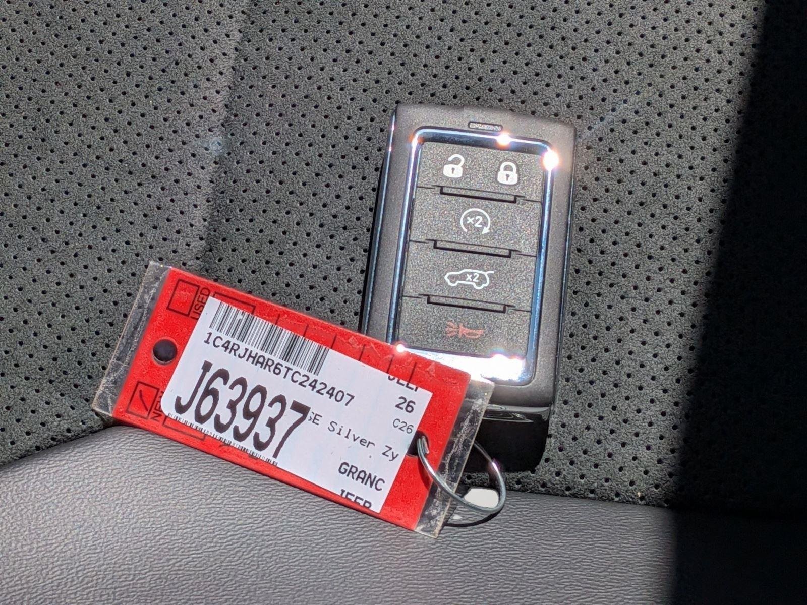 New 2026 Silver Zynith Exterior Paint Jeep Laredo Altitude image 17