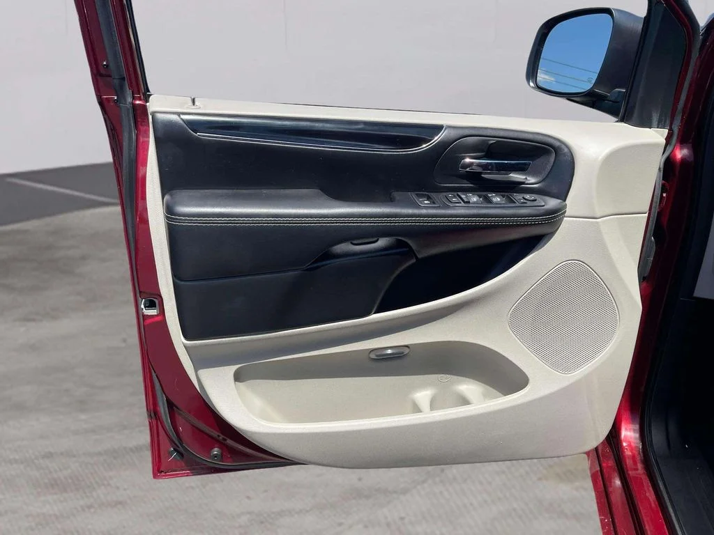 Used 2019 Octane Red Pearlcoat Dodge SXT image 19