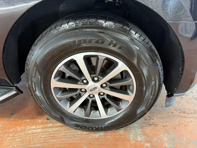 Used 2019 Agate Black Metallic Ford XLT image 10