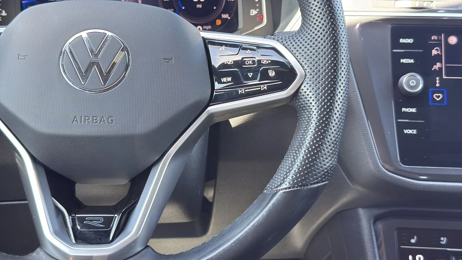 Used 2024  Volkswagen 2.0T SEL R-Line image 15