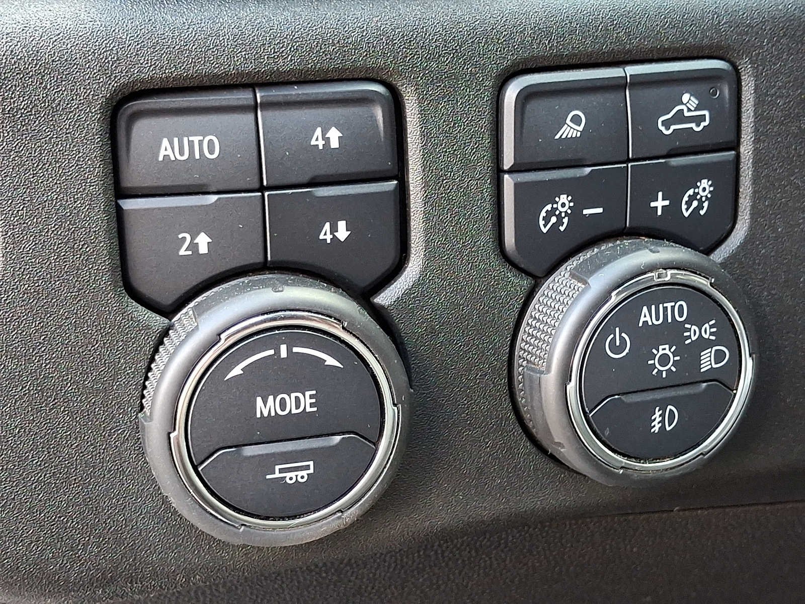 Used 2024 Summit White Chevrolet High Country image 25